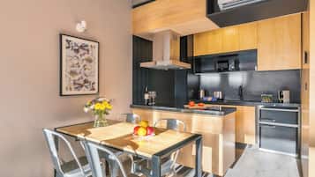 Family Studio, 2 Katil Ratu (Queen), Balcony | Ruang makan