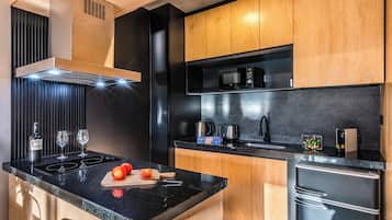Mini réfrigérateur, micro-ondes, four, plaque de cuisson
