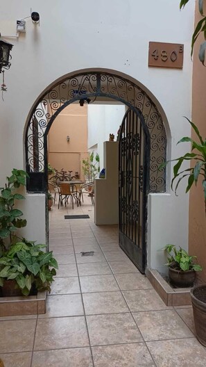 Façana frontal de l'allotjament