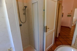 Shower, hair dryer, bidet, towels - Holiday House Arianna (Cala Gonone)