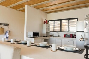 Apartamento luxo | Cozinha privada | Geladeira grande, micro-ondas, cooktop, torradeira