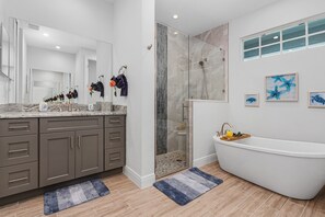 Combined shower/bathtub, towels - Villa Teal Paradise | Heated Pool & Spa | Canal Front | Coral Oaks Golf Course (Cape Coral)