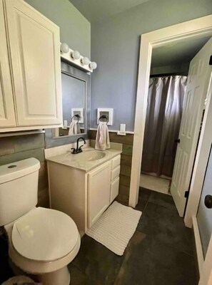 Hårføner, håndklær, såpe og sjampo