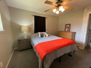 3 habitaciones, escritorio, tabla de planchar con plancha y internet 