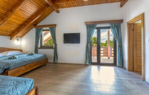 3 bedrooms, travel cot, free WiFi, bed sheets
