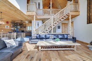 TV connectée, cheminée, livres, chaîne hi-fi