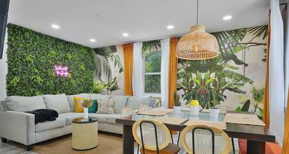 4 to 14 Guests, 2 Kitchens, Jungle Retreat BBQ Patio