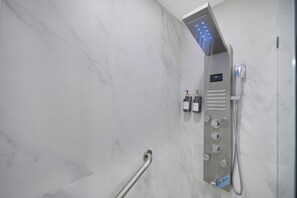 Departamento familiar | Baño | Regadera, regadera con hidromasaje, amenidades de baño gratuitas 