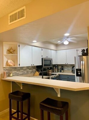 Refrigerador, microondas, horno y parrilla de estufa