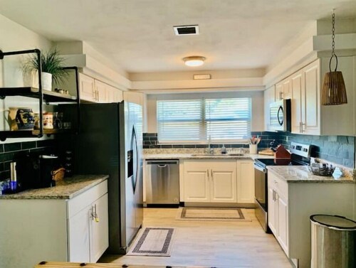 Cozy Canal home, w/Kayaks/Lake Henderson/Withlacoochee Bike Trail/Springs