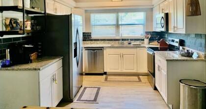 Cozy Canal home, w/Kayaks/Lake Henderson/Withlacoochee Bike Trail/Springs