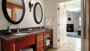 Haartrockner, Handtücher, Seife, Toilettenpapier