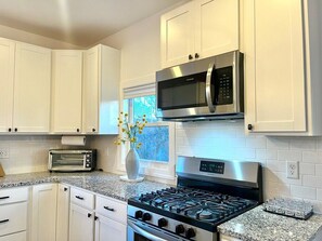 Kylskåp, mikrovågsugn, ugn och spishäll