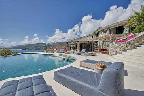 Piscine extérieure, parasols, chaises longues