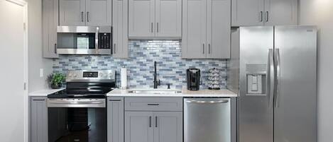 Réfrigérateur, four à micro-ondes, un four, surface de cuisson