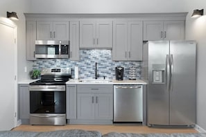 Fridge, microwave, oven, stovetop - The Metropolis | 5 Minutes to Broadway! (Nashville)