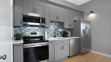 Een koelkast, een magnetron, een oven, een kookplaat