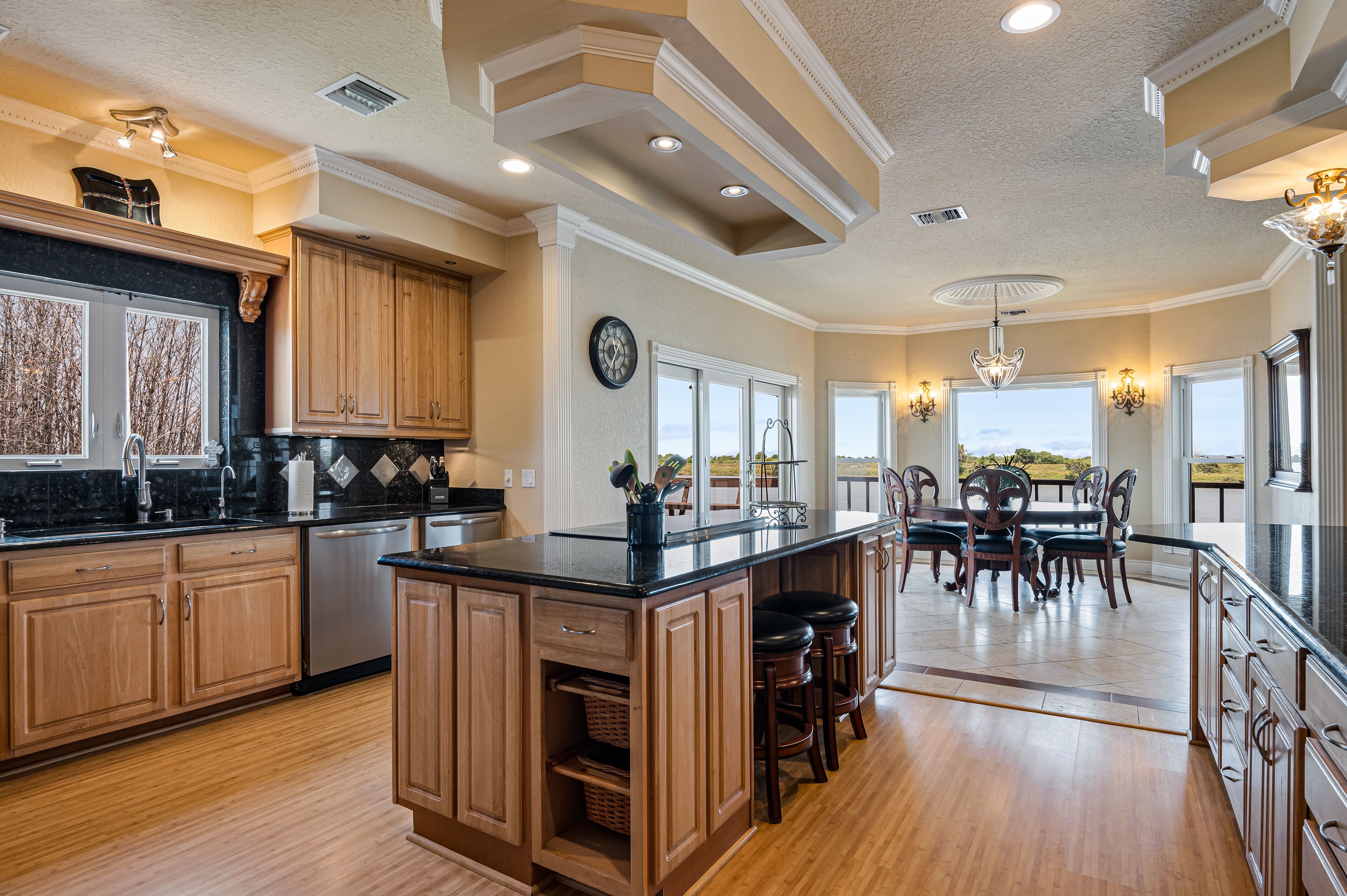 雪櫃、微波爐、焗爐、爐具