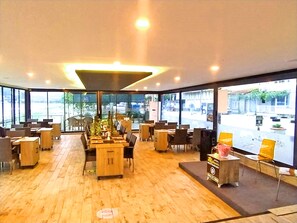Phục vụ bữa sáng, bữa trưa, bữa tối và bữa sáng muộn