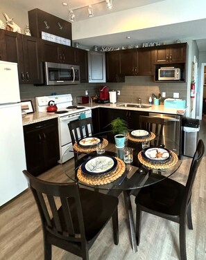 Refrigerador, microondas, horno y parrilla de estufa 