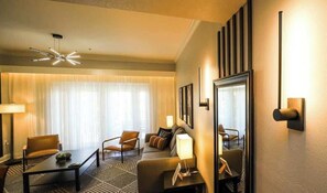TV - Sun-Kissed Reunion Stay • 3BR/2BA Apartment for 8 (Orlando)