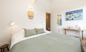 6 bedrooms, iron/ironing board, free WiFi - Sublime luxury villa in the centre of Canon (LE CANON)