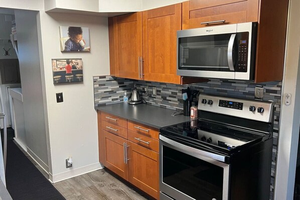 Fridge, microwave, oven, stovetop - Cute home near EMU and U of M (Ypsilanti)