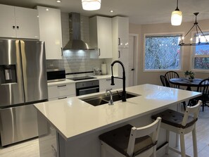 Frigorífico, microondas, horno y placa de cocina