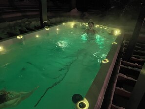 Una piscina al aire libre, una piscina climatizada