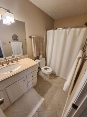 Toallas, jabón, papel de baño 