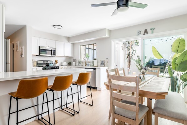 Dining - NEW Ocean Eyes/3 Blocks to Beach/Backyard Oasis/Massage Chair/Bikes/lLaundry (Long Beach)