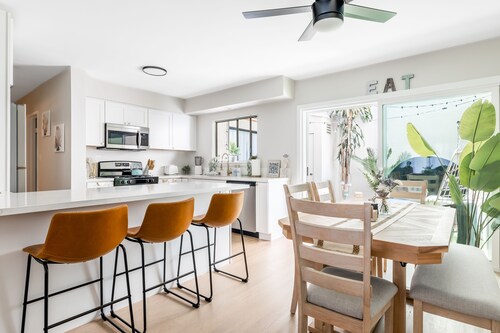 NEW Ocean Eyes/3 Blocks to Beach/Backyard Oasis/Massage Chair/Bikes/lLaundry