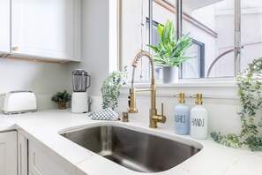 Interior - NEW Ocean Eyes/3 Blocks to Beach/Backyard Oasis/Massage Chair/Bikes/lLaundry (Long Beach)