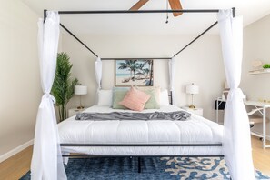 2 bedrooms, desk, iron/ironing board, travel cot - NEW Ocean Eyes/3 Blocks to Beach/Backyard Oasis/Massage Chair/Bikes/lLaundry (Long Beach)