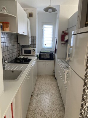 Kühlschrank, Mikrowelle, Ofen, Kochgeschirr/Geschirr/Besteck