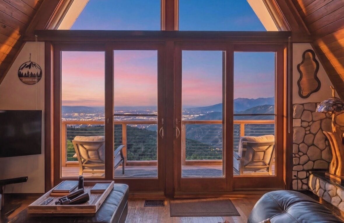 Smart TV, chimenea, mesa de ping pong, libros