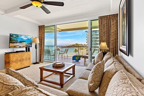 Suite, 1 cama de matrimonio grande, vistas al mar (1 Bath) | Zona de estar | Una televisión