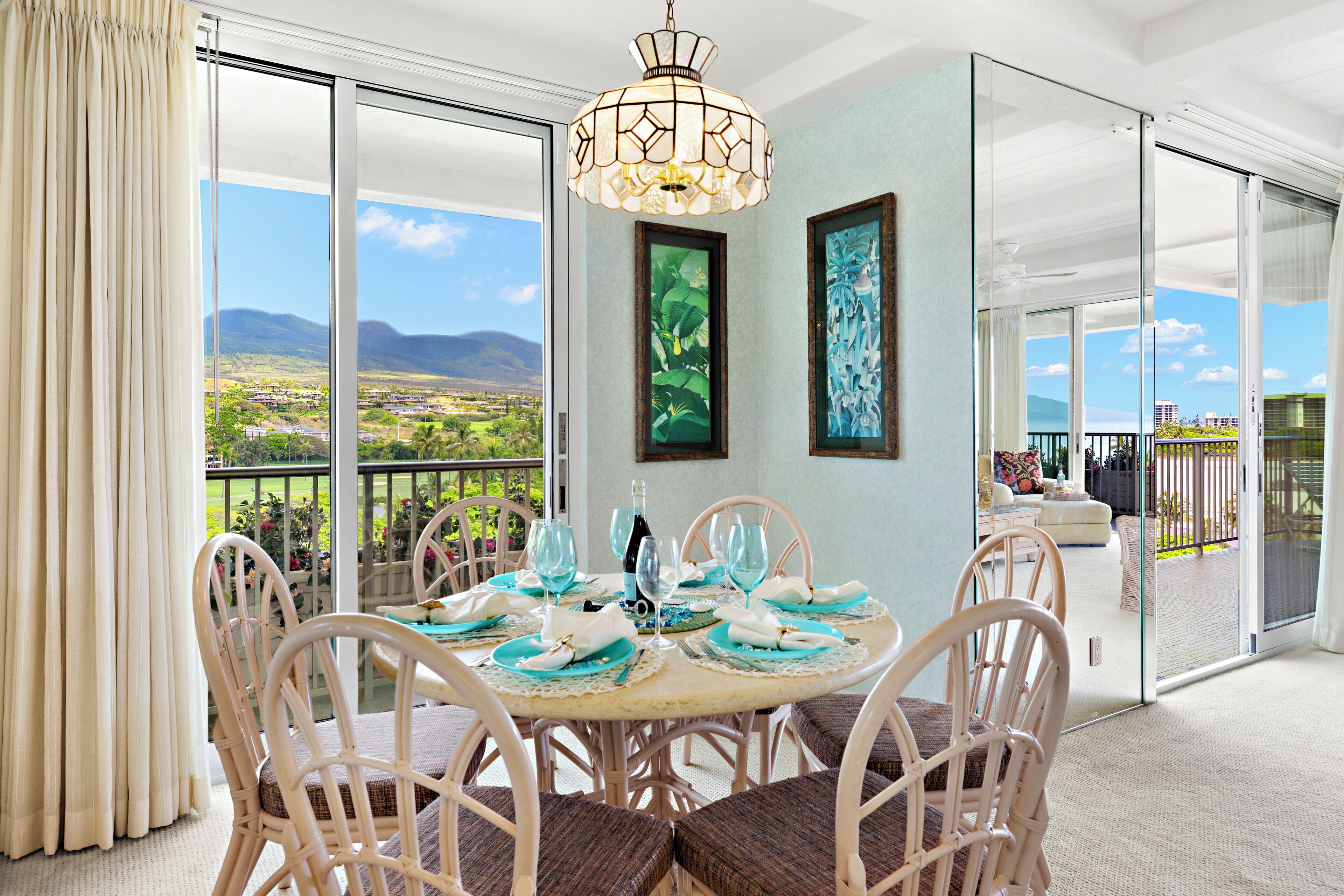 Un comedor con una mesa dispuesta para seis personas, con vistas a un paisaje pintoresco.