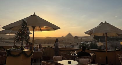 The Gate Hotel Front Pyramids & Sphinx View
