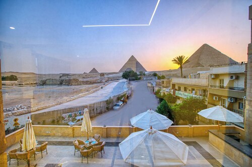 The Gate Hotel Front Pyramids & Sphinx View