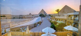 The Gate Hotel Front Pyramids & Sphinx View
