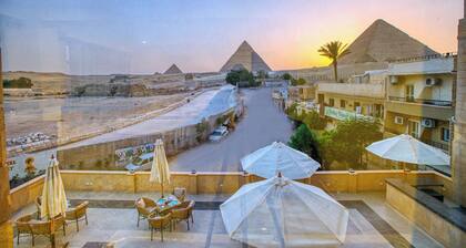 The Gate Hotel Front Pyramids & Sphinx View