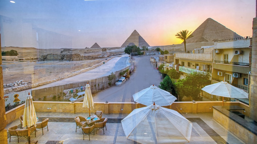 The Gate Hotel Front Pyramids & Sphinx View