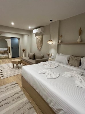 Luxury Studio Suite Panoramic Front Pyramids & Sphinx view With Terrace | Premium bedding, Select Comfort beds, minibar, in-room safe - The Gate Hotel Front Pyramids & Sphinx View (Giza)