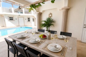 Outdoor dining - Villa Athena GORGEOUS home with large private pool! (Noord)