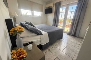 4 bedrooms, in-room safe, desk, iron/ironing board - Villa Athena GORGEOUS home with large private pool! (Noord)