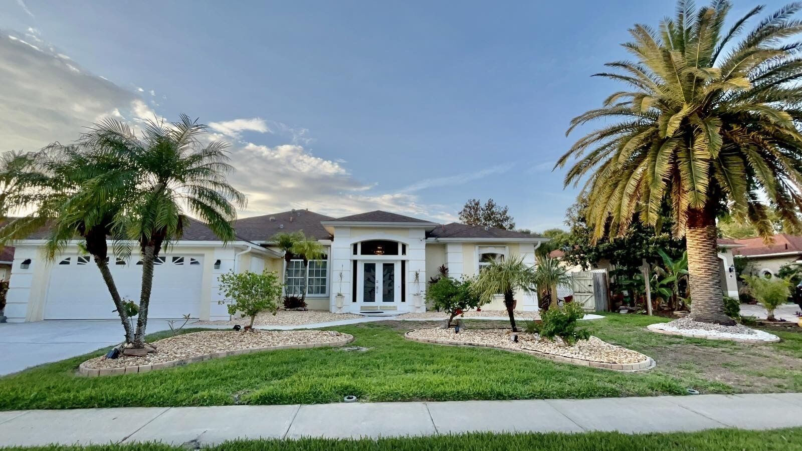 BEAUTIFUL & SPACIOUS 3 BEDROOMS HOME WITH LAKE VIEW