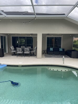 A heated pool - Private Fully Fenced New Comfortable Beds:Heated Pool:Ping Pong Table : (Palm Coast)