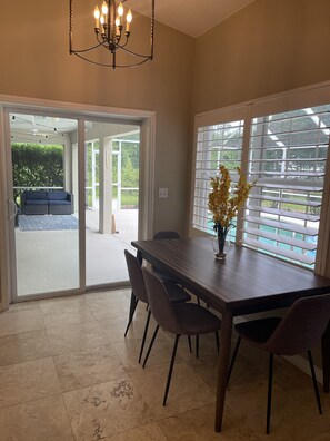 Dining - Private Fully Fenced New Comfortable Beds:Heated Pool:Ping Pong Table : (Palm Coast)