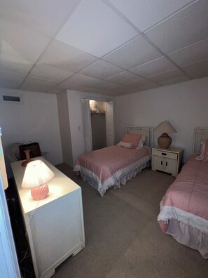 3 bedrooms, free WiFi, bed sheets - 3 level townhouse with a private beach, pool, tennis and pickle ball! (Harwich)